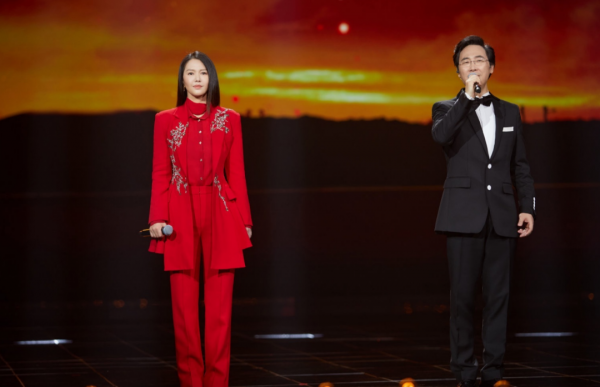 國慶晚會明星造型：劉嘉玲美豔開場，朱一龍寸頭獻唱，劉濤甜美