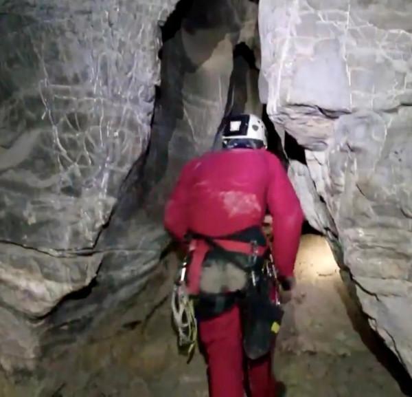 2017年科考隊冒死進入三峽絕壁千年謎窟，隊長：不要踩到別人骸骨