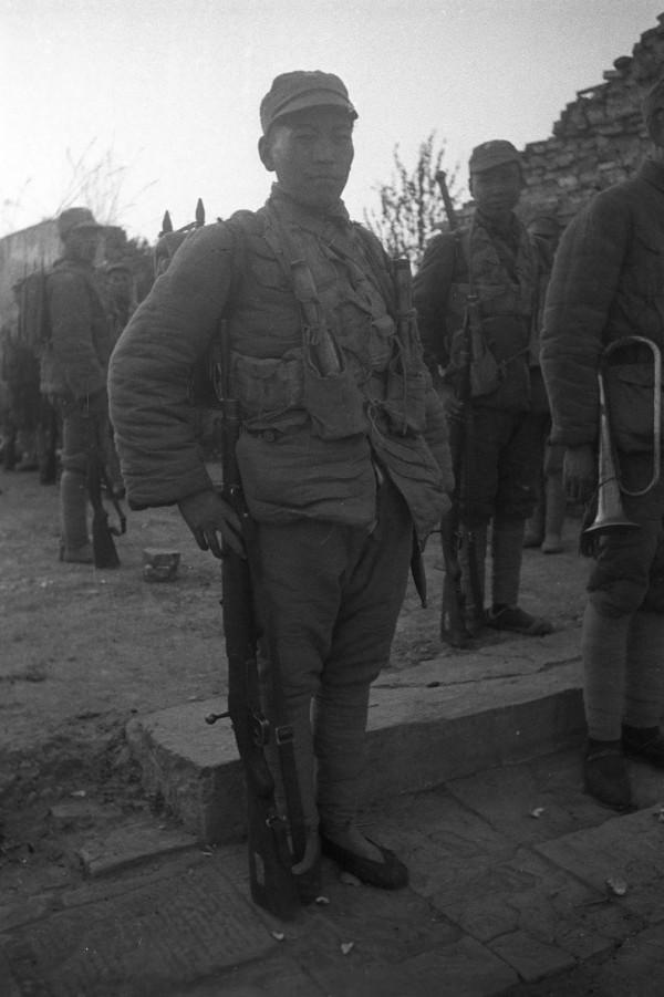 美國教官和遠征軍營長比試槍法，結果把手槍輸給了營長