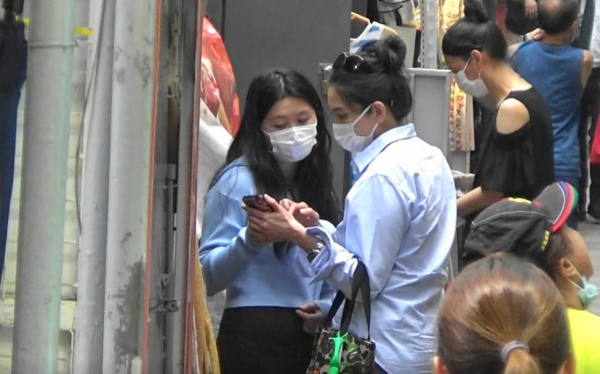 邱淑貞攜女兒現身鬧市，穿拖鞋打扮接地氣，發現被跟拍後怒指記者