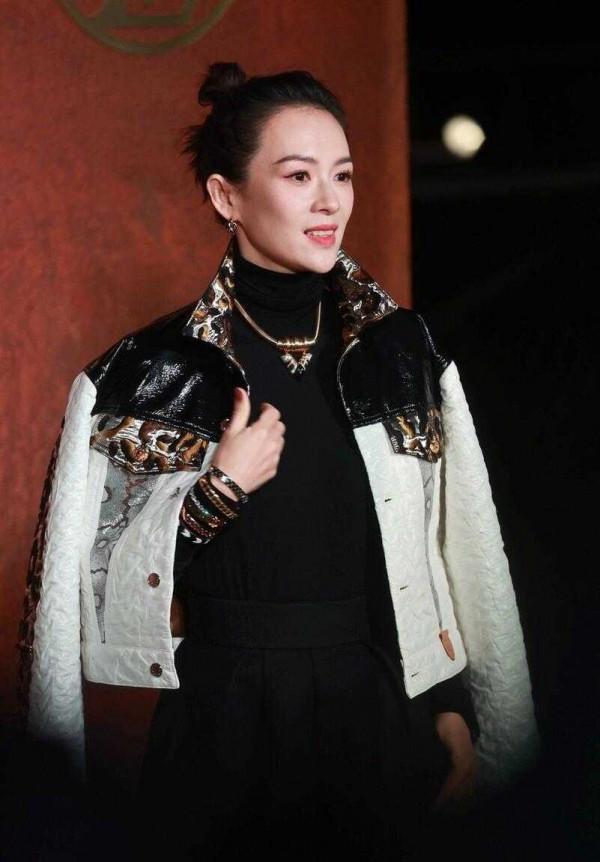 章子怡真是“氣質”天花板，一身黑色配豹紋夾克，高階又時髦