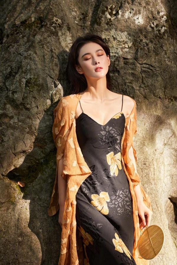 還是長髮有“女人味”,張馨予一頭長髮配長裙,真有女神的樣子 還是長髮有“女人味”,張馨予一頭長髮配長裙,真有女神的樣子