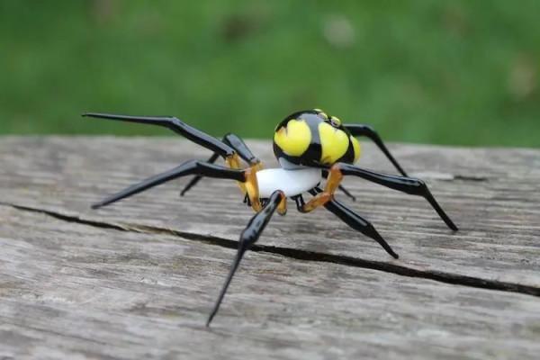 了不起的吹玻璃藝術，活靈活現的昆蟲吹出來，網友：太會吹了