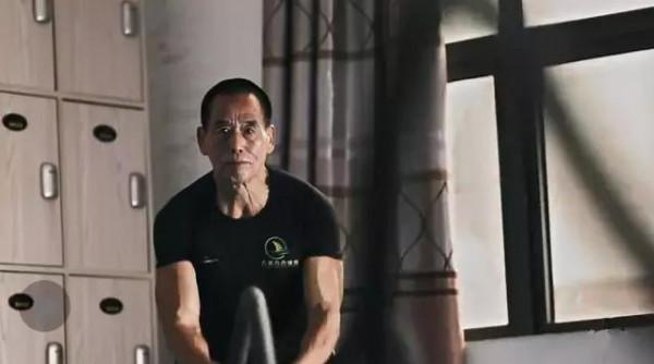 71歲大爺當健身教練體脂率僅11% 曾跑步減肥100多斤