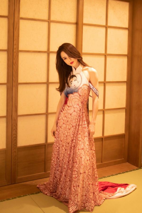 不愧是十多天練出馬甲線的人,李若彤穿人像掛脖裙,鎖骨太凸出了 不愧是十多天練出馬甲線的人,李若彤穿人像掛脖裙,鎖骨太凸出了