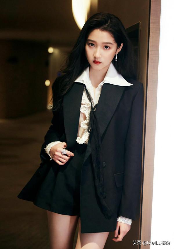 關曉彤越來越有氣質，時尚大氣又好看，大長腿實力搶鏡