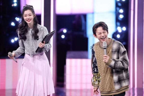 宋軼郭麒麟再合體，穿基礎款錄節目清純甜美，兩人配了一臉