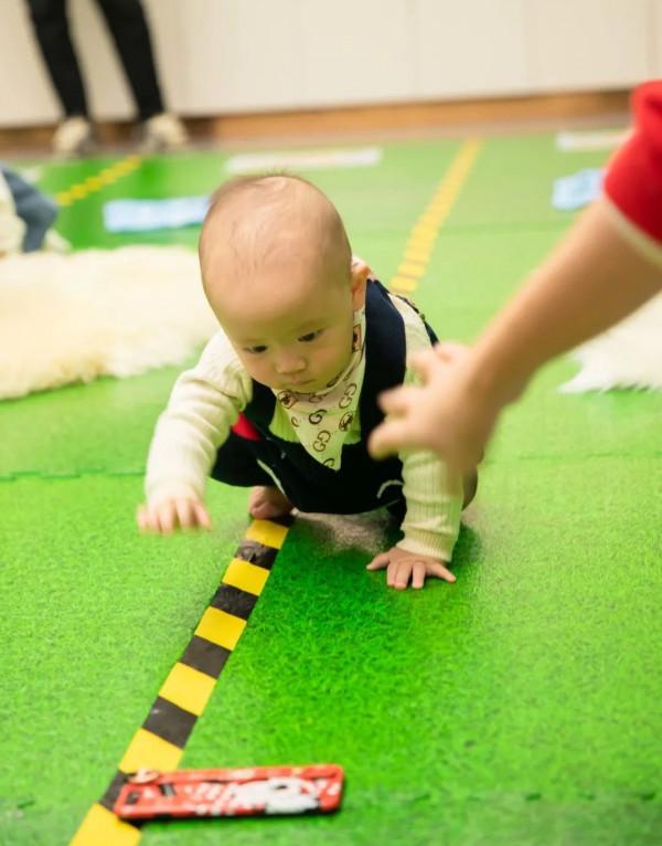 禾芸嘉萌寶爬爬賽結束啦,進來見識一下人類幼崽的戰鬥力吧 禾芸嘉萌寶爬爬賽結束啦,進來見識一下人類幼崽的戰鬥力吧