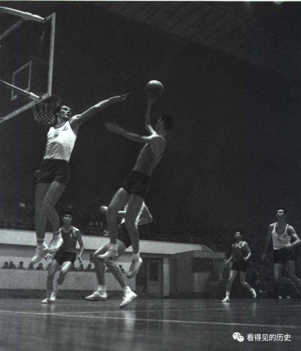 老照片 1970年阿爾巴尼亞籃球隊在中國 受到熱烈歡迎