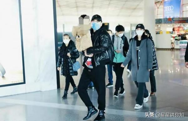 大兒子比媽高，小兒子懷中抱，蔣勤勤陳建斌一家四口出行太低調