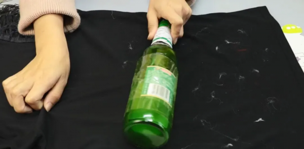 衣服粘毛不用買滾刷，教你3個小技巧，輕鬆去除毛絮，省錢又省事