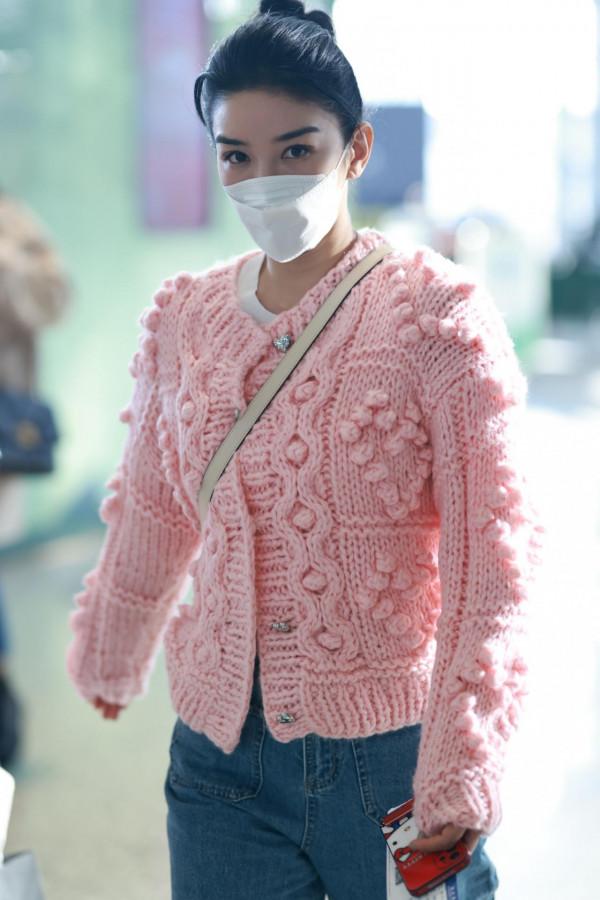 黃奕穿粉色毛衣現身機場 年輕十足