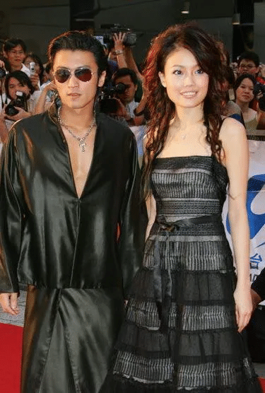 十幾年前的那叫紅毯?那是群魔亂舞吧,大家太敢穿了,只想說真勇 十幾年前的那叫紅毯?那是群魔亂舞吧,大家太敢穿了,只想說真勇