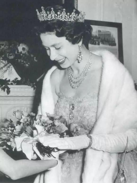 世界頭號珠寶收藏家英女王，除了王冠，還擁有無數價值連城的項鍊