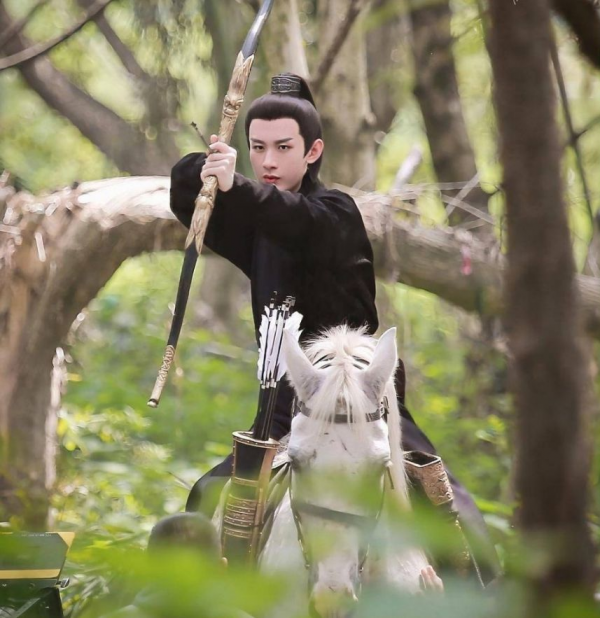 從用假馬到直接騎人、打戲無力全靠特效，流量演員拍戲錢太好掙