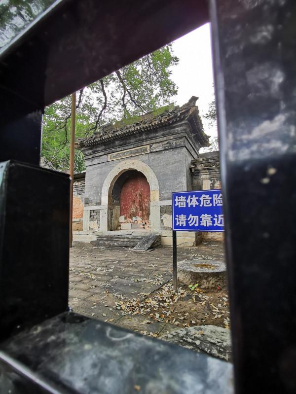 殘破不堪的延慶寺與一牆之隔的萬壽寺形成鮮明對比