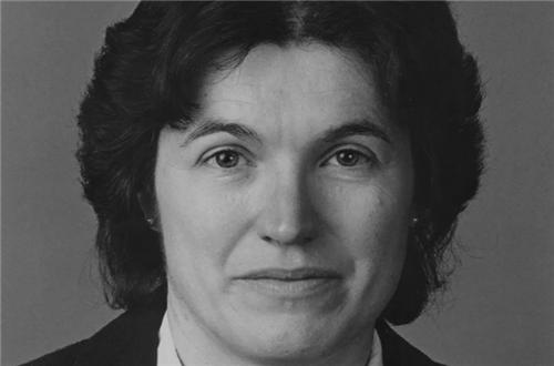 1996年，兩滴液體滴在她的手套上，送醫院搶救3周後不治身亡