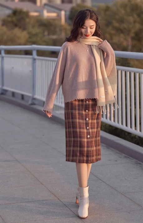 冬天穿“小白靴”更驚豔，顯瘦耐看還減齡，配大衣美極了