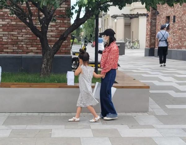 二胎女兒再露面？杜江一家人外出遊玩，霍思燕牽著女孩手毫不避諱
