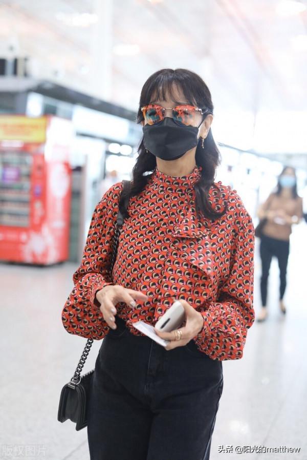 街拍:趙雅芝紅色印花飄帶襯衫+黑色牛仔褲+高跟鞋優雅氣質 街拍:趙雅芝紅色印花飄帶襯衫+黑色牛仔褲+高跟鞋優雅氣質