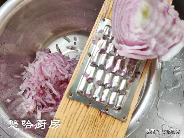 洋蔥蒸餃，跟我這樣做，皮兒軟又韌，餡兒鮮又香，咬一口湯汁四溢