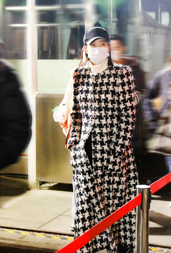 春晚私服比拼：趙麗穎千元夾克可愛減齡，張小斐萬元大衣輸給宋茜