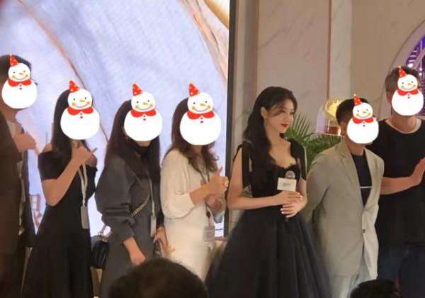 33歲景甜穿黑裙現身活動，生圖被贊人間富貴花，“嬰兒肌”搶鏡