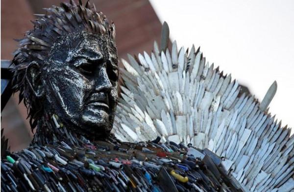 悲傷的“刀天使”用10萬把“兇刀”打造,每把背後都有一個受害者 悲傷的“刀天使”用10萬把“兇刀”打造,每把背後都有一個受害者