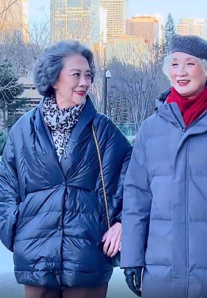 黑色羽絨服怎麼就土氣了？學70歲奶奶們這樣穿，配短靴顯高還時髦