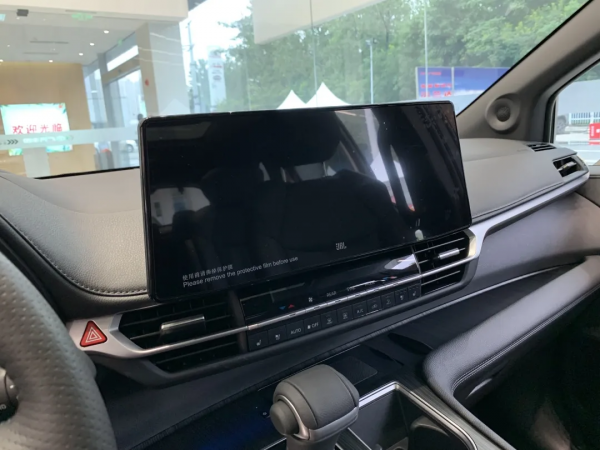 用賓士C級的價格，買這麼大一輛MPV，你說賽那值不值？