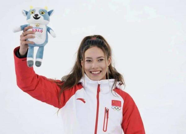 除了谷愛凌之外，這個百億富豪也放棄美國國籍，並且重入中國國籍