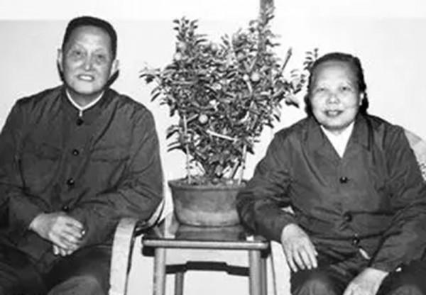 她是洪學智的妻子，享副軍級待遇，兩個兒子分別是省長與少將