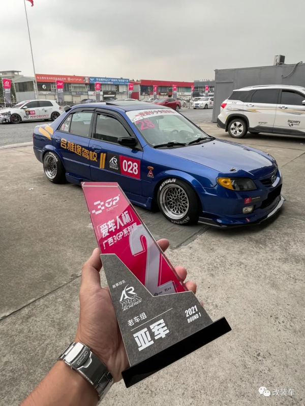 經典的馬自達323依然還有很多人玩，只需7000塊就能買來快樂