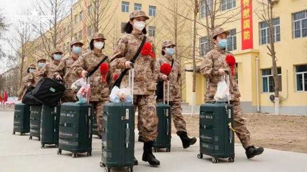 帥炸！全國首次！女兵授劍儀式來了