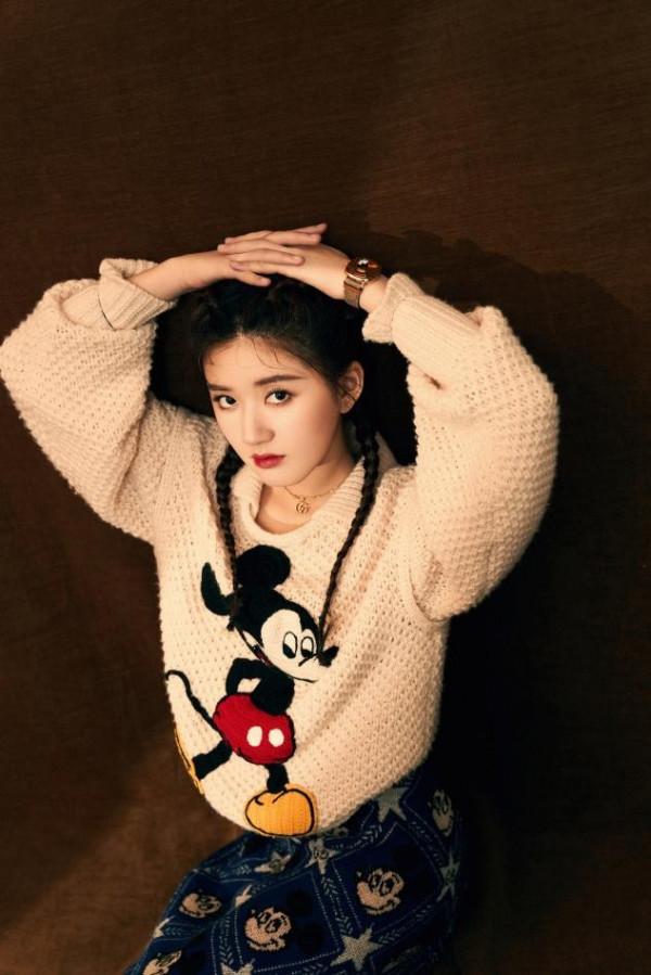 趙露思的“肉肉臉”挺吃香的，穿學院風套裝清純動人，越看越好看