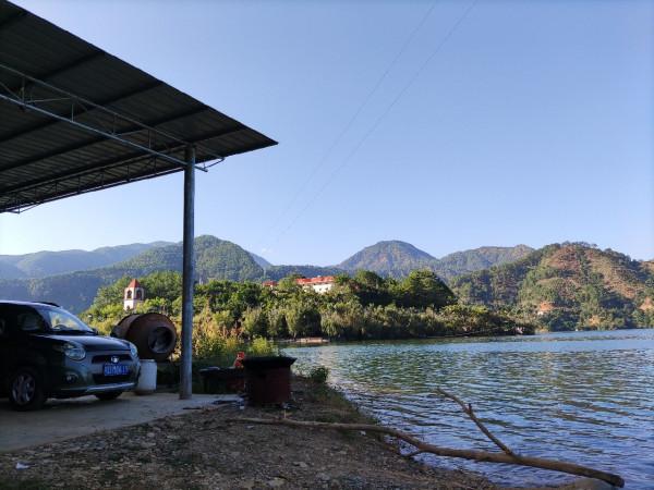 梅子姐又玩路亞又玩手竿，痴迷釣魚連老公的年假也用上了