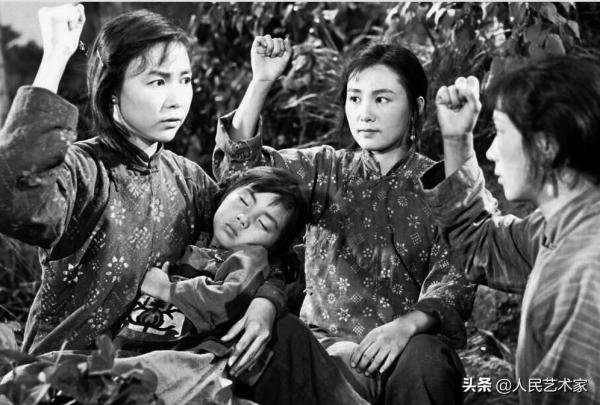 這部電影,田華一人分飾兩角,演活了黨的好女兒李玉梅,歌頌了那些堅持在白色恐怖中鬥爭的英雄們 這部電影,田華一人分飾兩角,演活了黨的好女兒李玉梅,歌頌了那些堅持在白色恐怖中鬥爭的英雄們