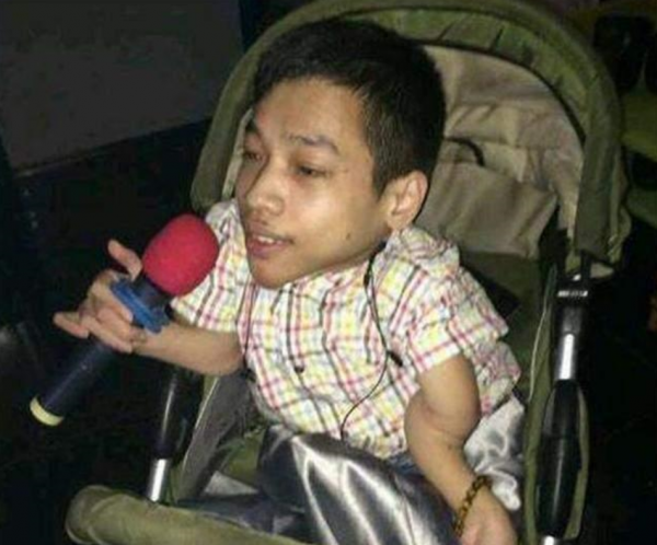 廣東袖珍老總李創利：身高90cm，娶1&period;7米女秘書生兒子，成功逆襲