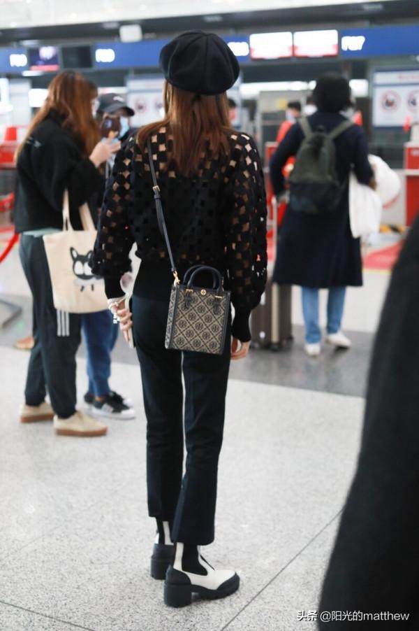 秦嵐黑色縷空毛衣吸晴,手上超大鑽戒亮閃閃 秦嵐黑色縷空毛衣吸晴,手上超大鑽戒亮閃閃