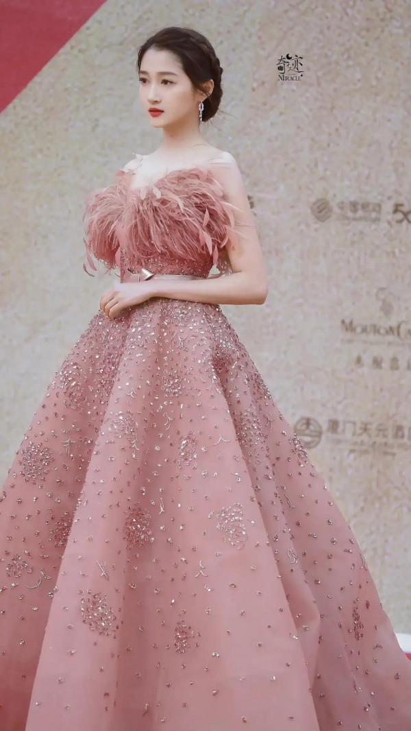 江疏影、關曉彤桌布