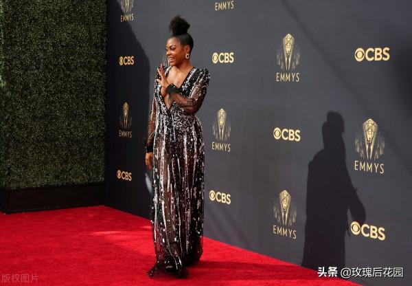 第73屆艾美獎，塔拉吉-P-漢森一襲黑色禮裙亮相，魅力十足