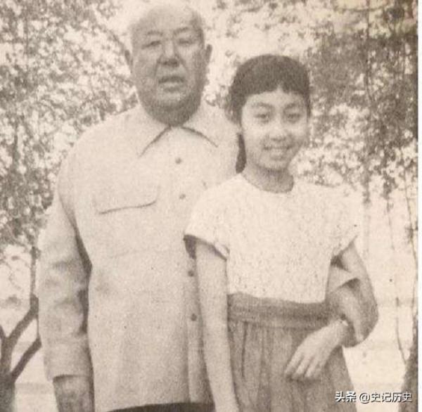 帶著3個老婆和8噸黃金逃亡美國，後揮霍一空，晚年想回家被拒絕