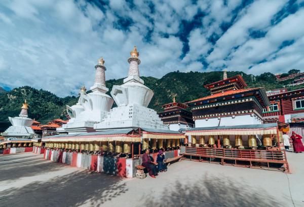 瓦拉寺：康巴腹地的“孔雀開屏”，藏東第一廟