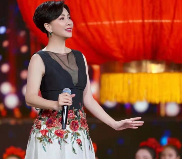 國慶晚會明星造型：劉嘉玲美豔開場，朱一龍寸頭獻唱，劉濤甜美