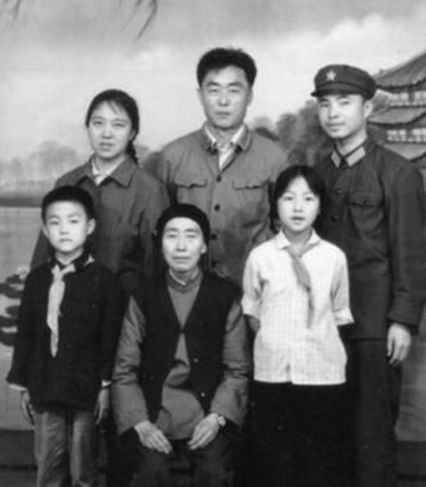 戰友犧牲，他遵守諾言把烈士母親認作媽，6年後，替戰友披麻戴孝