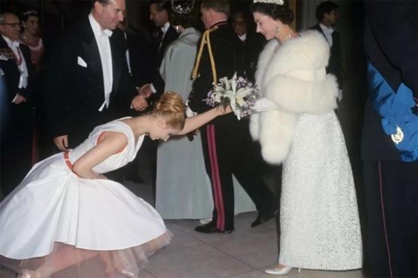 英女王“抗凍”有絕招：13歲開始穿純白皮草，93歲才宣佈不穿真皮