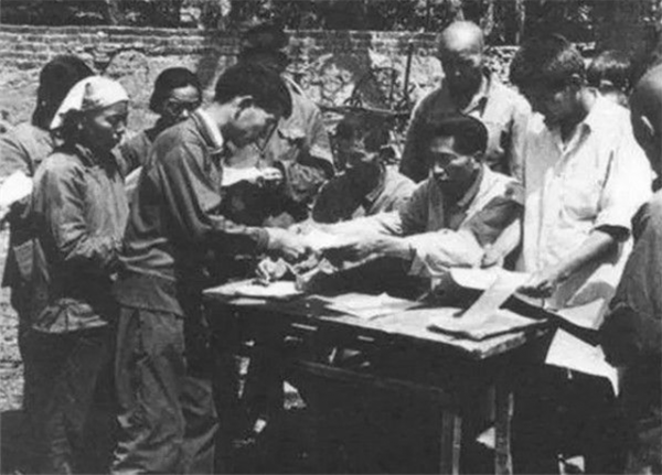 1986年山東一女子自封皇帝,密謀進京登基,後被聯防隊員一鍋端 1986年山東一女子自封皇帝,密謀進京登基,後被聯防隊員一鍋端