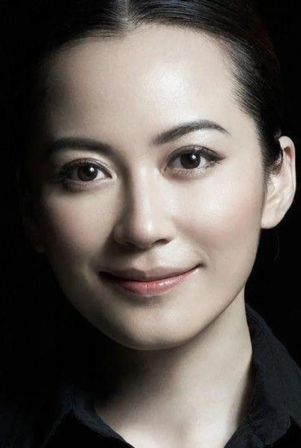 俞飛鴻身輕如燕，踏雪無痕，欣賞雪景太美了