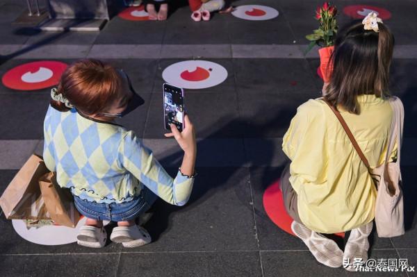 臨近情人節 泰國單身人士晚上排長隊向愛神祈福