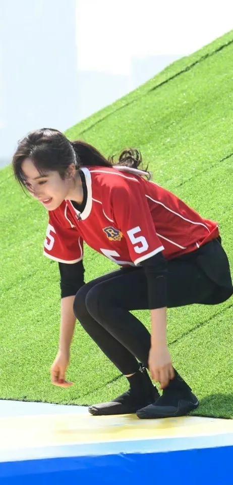 楊冪 綜藝活動組圖（大圖）紅色運動服凸現好身材